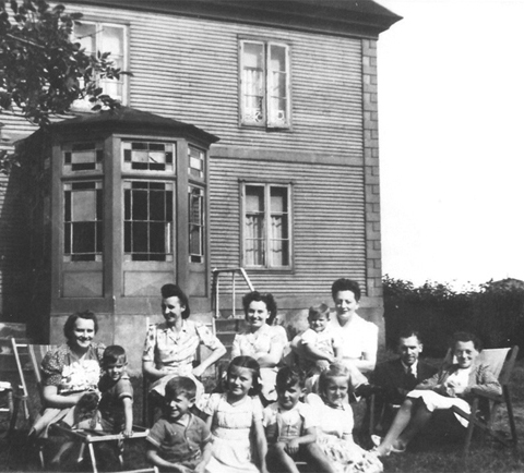 Dans les bras de sa tante Jeanne Fontaine un dimanche de famille dans les années 1940.